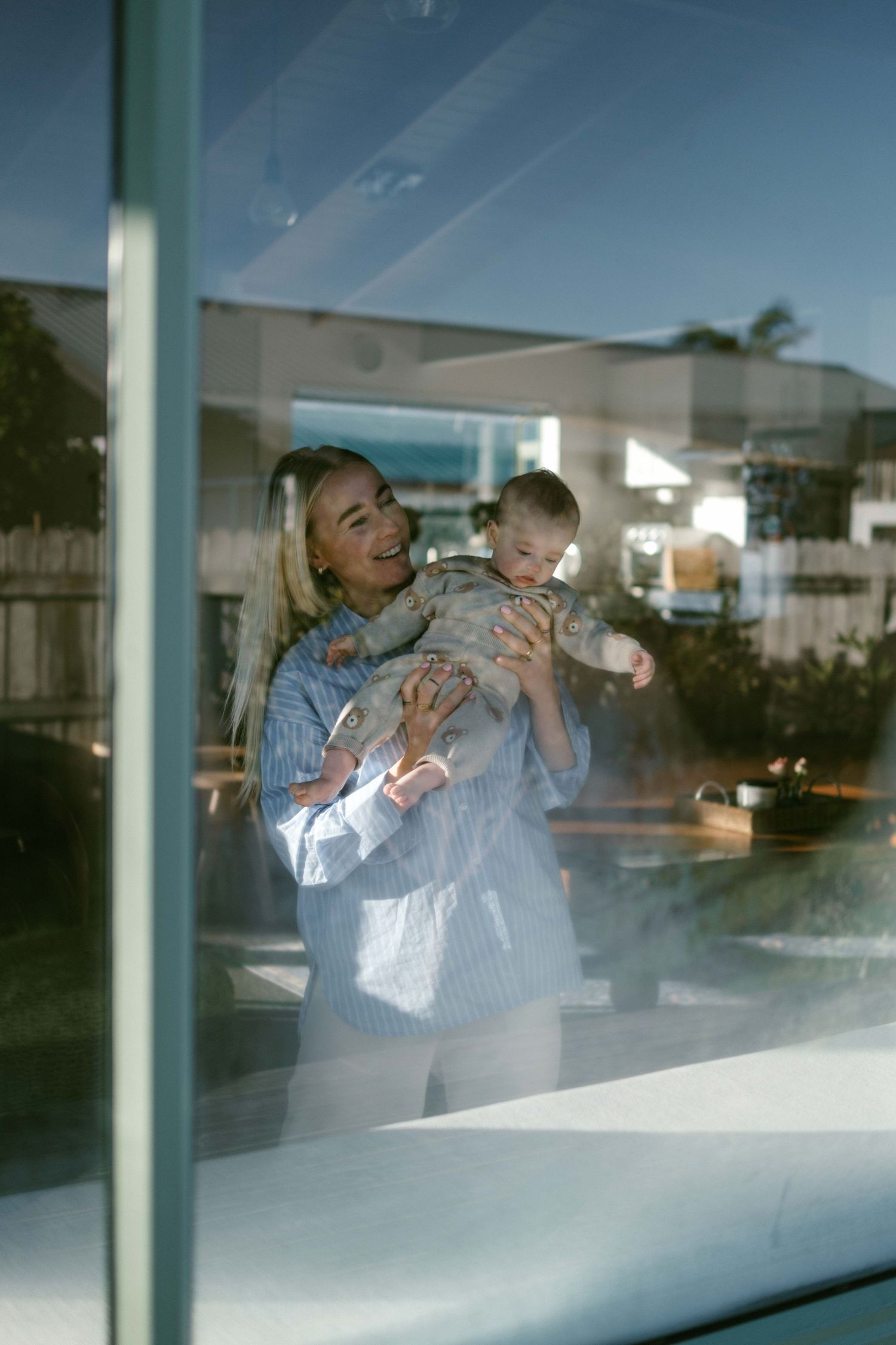 Coromandel peninsula family photography, a relaxed storytelling family in home newborn session
