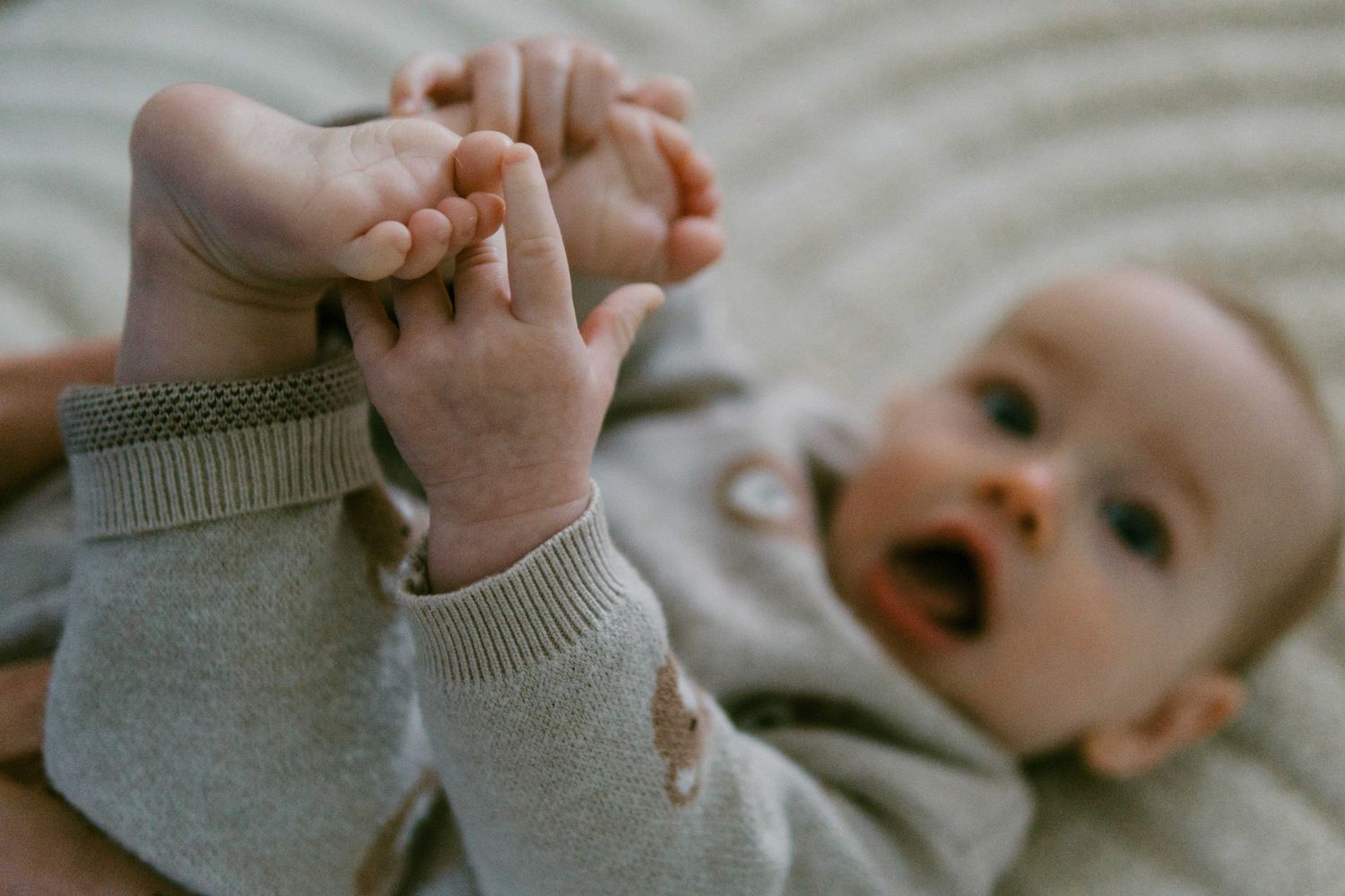 Coromandel peninsula family photography, a relaxed storytelling family in home newborn session