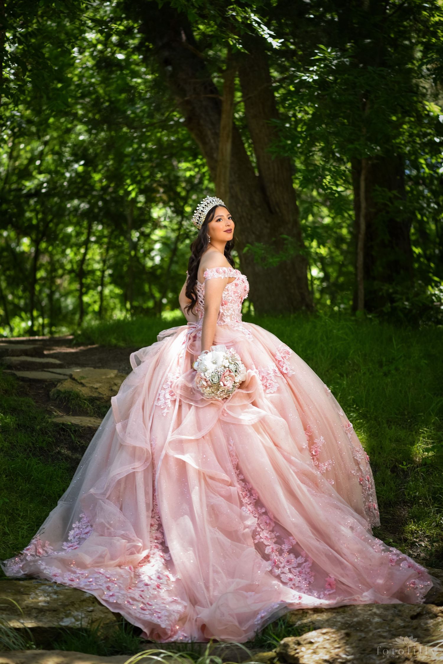 Grand Prairie outdoor quinceañera photography featuring horse ranch portraits at Rancho de las 4 Riatas by Fotolilly Photography team