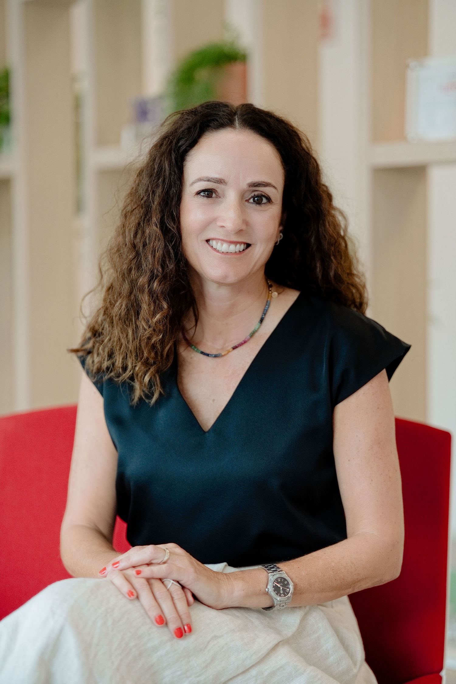 retrato corporativo de una mujer de pelo castaño