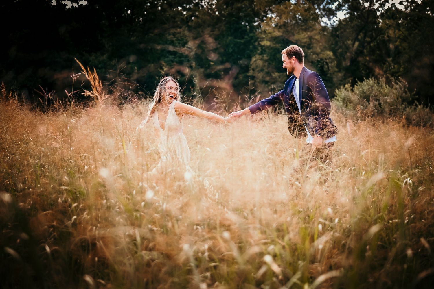 Happy couple showing engagement ring - Couples photoshoot by Gesiel Martins