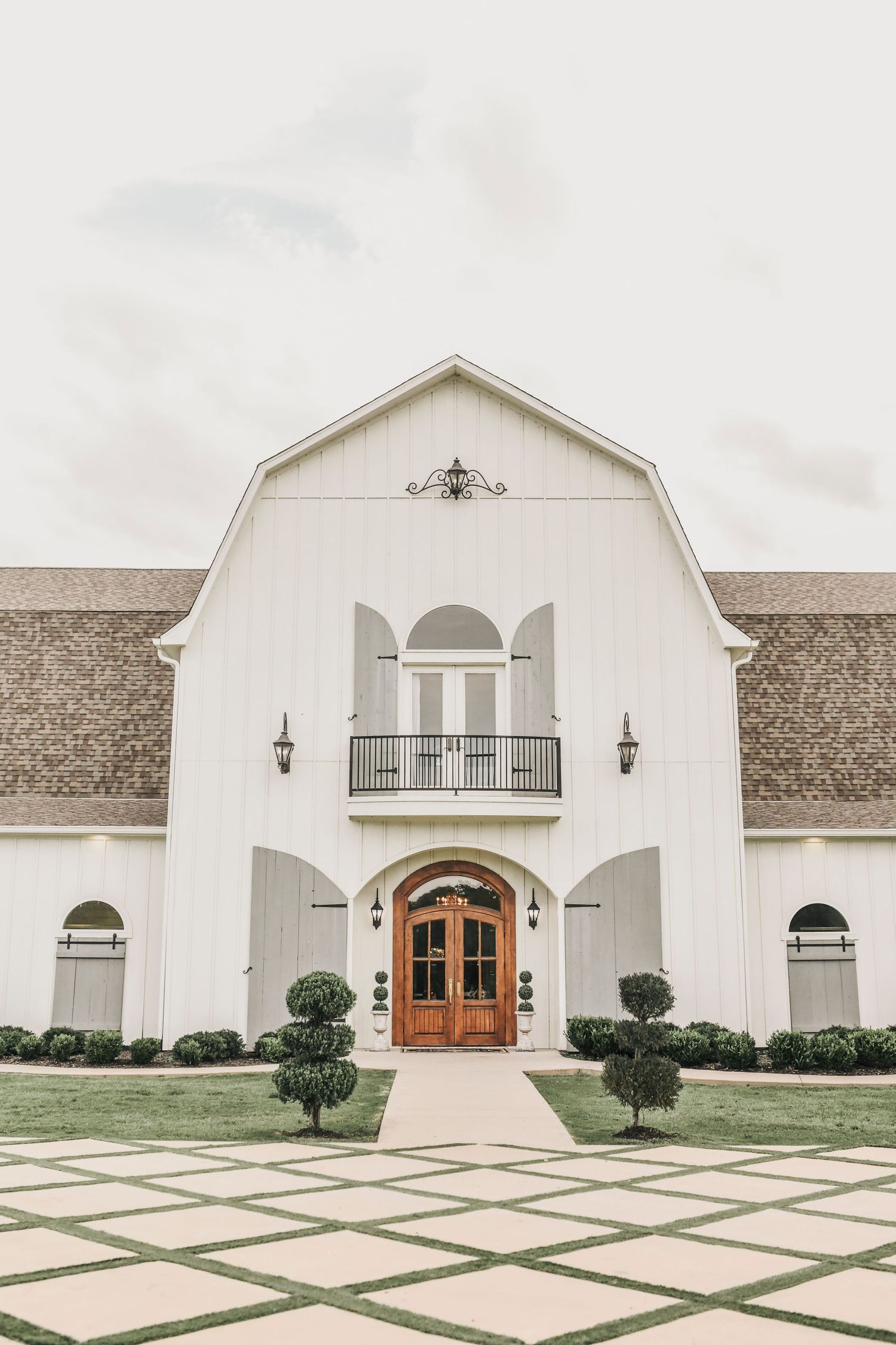 Exterior of The French Farmhouse wedding venue in North Texas before a romantic pastel wedding