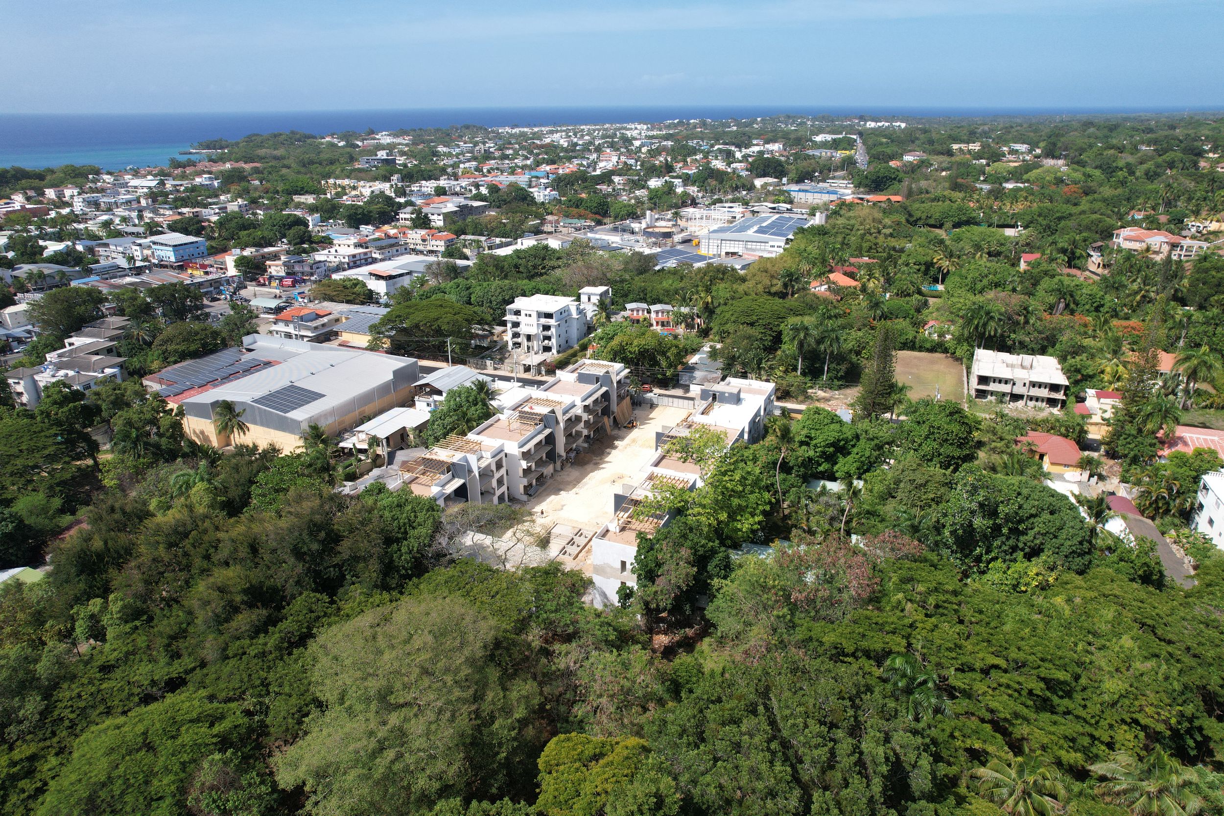 Apartamentos en venta en Sosúa, con 1 y 2 habitaciones, piscina, terrazas y áreas verdes.