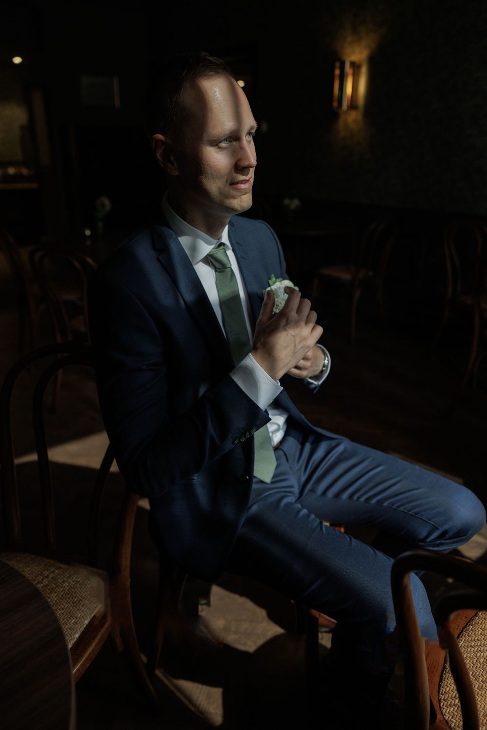 Man gör sig redo på Gibssons hotell nära Göteborg för att gifta sig vid Jonsereds trädgårdar och fabriker