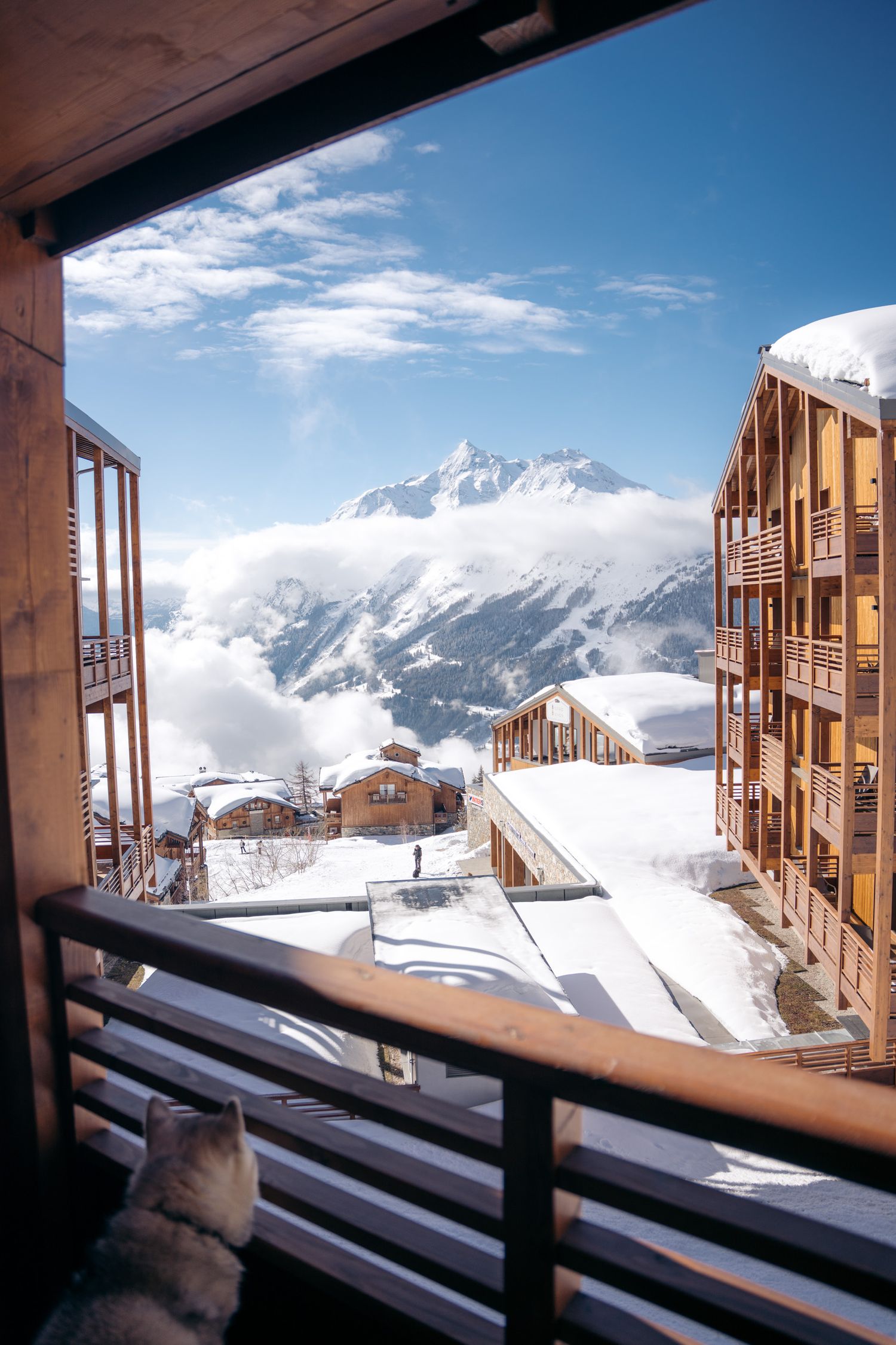 vue de la résidence odalys l'ecrin blanc de la rosière en hiver sur le mont pourri enneigé