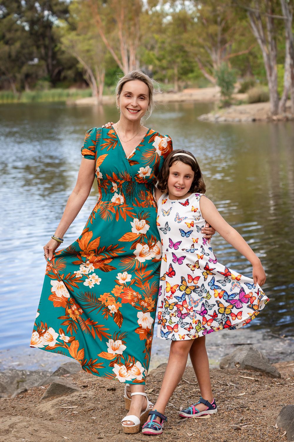 A mother and daughter pose in front of Vasona Lake during their family photo session