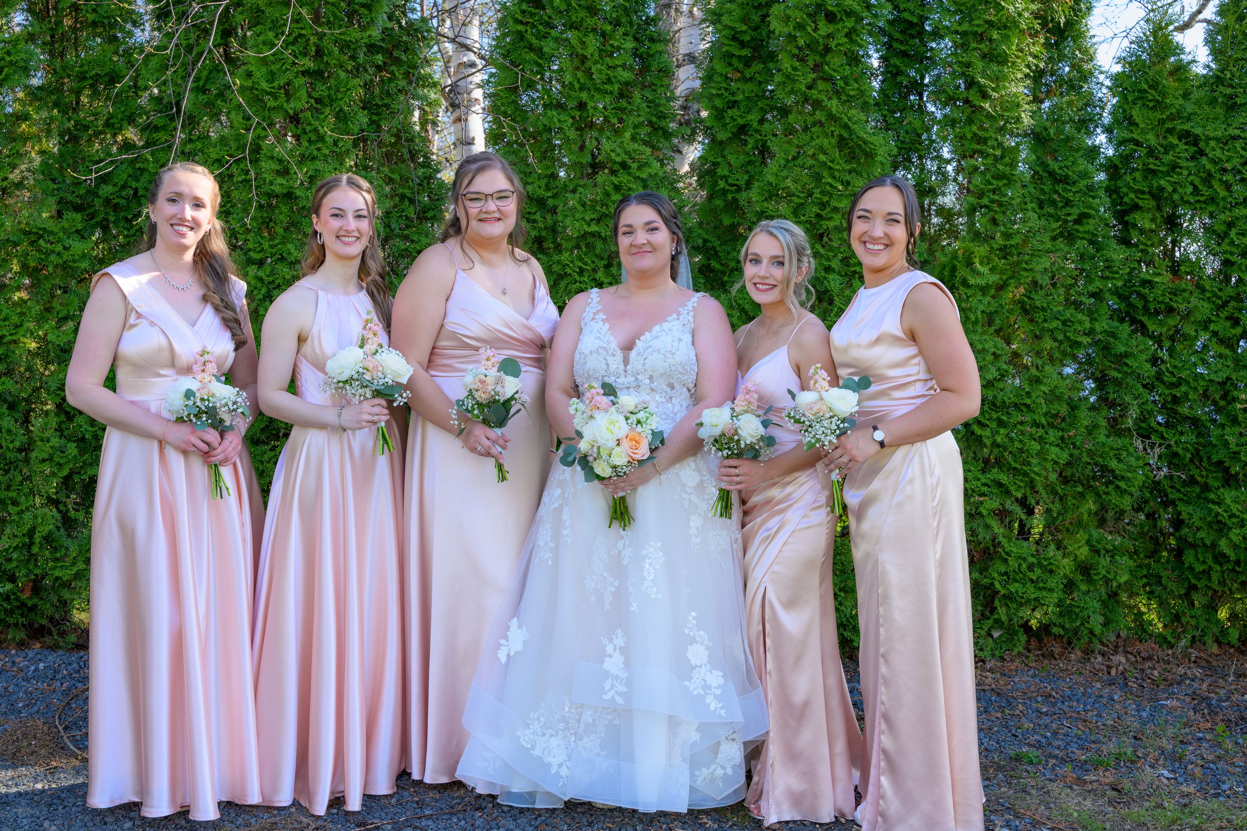 Portrait de la mariée et de son cortège de demoiselles d'honneur à l'Auberge des Îles à Saint-Gédéon.