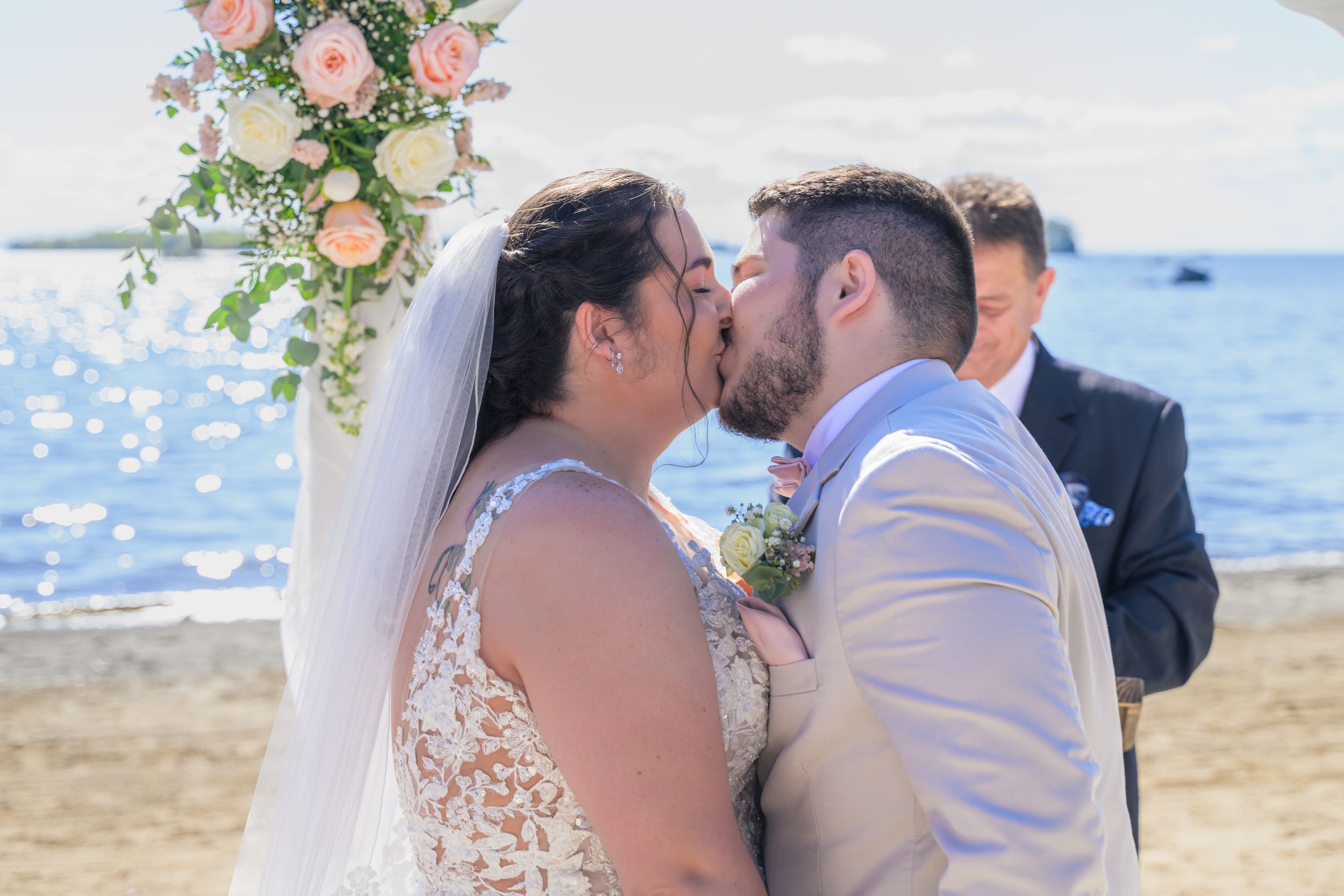 Premier baiser des mariés lors d’une cérémonie de mariage sur la plage de l’Auberge des Îles à Saint-Gédéon.