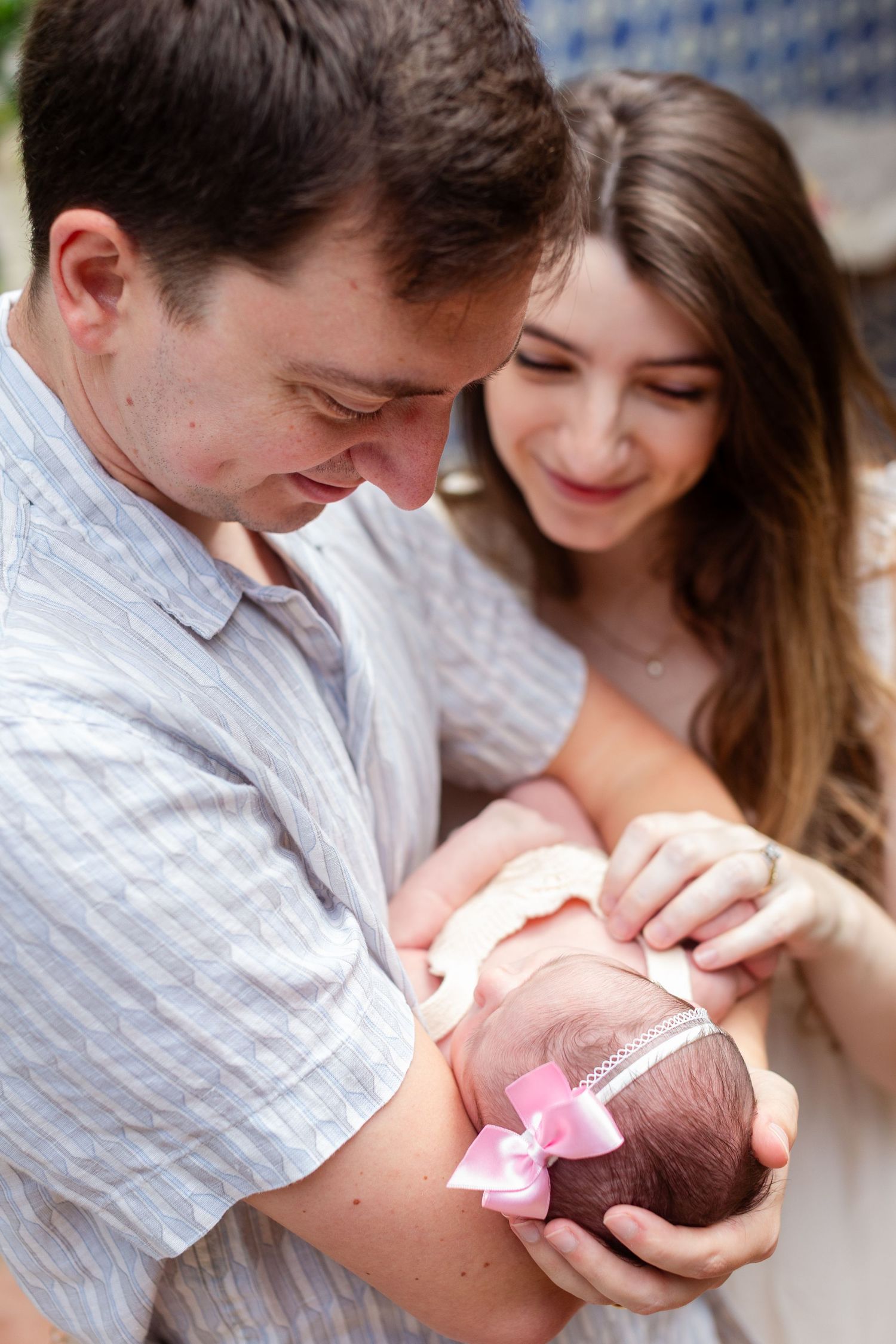 Portrait of a father, mother and newborn. In-home lifestyle newborn session in Guaynabo, Puerto Rico.