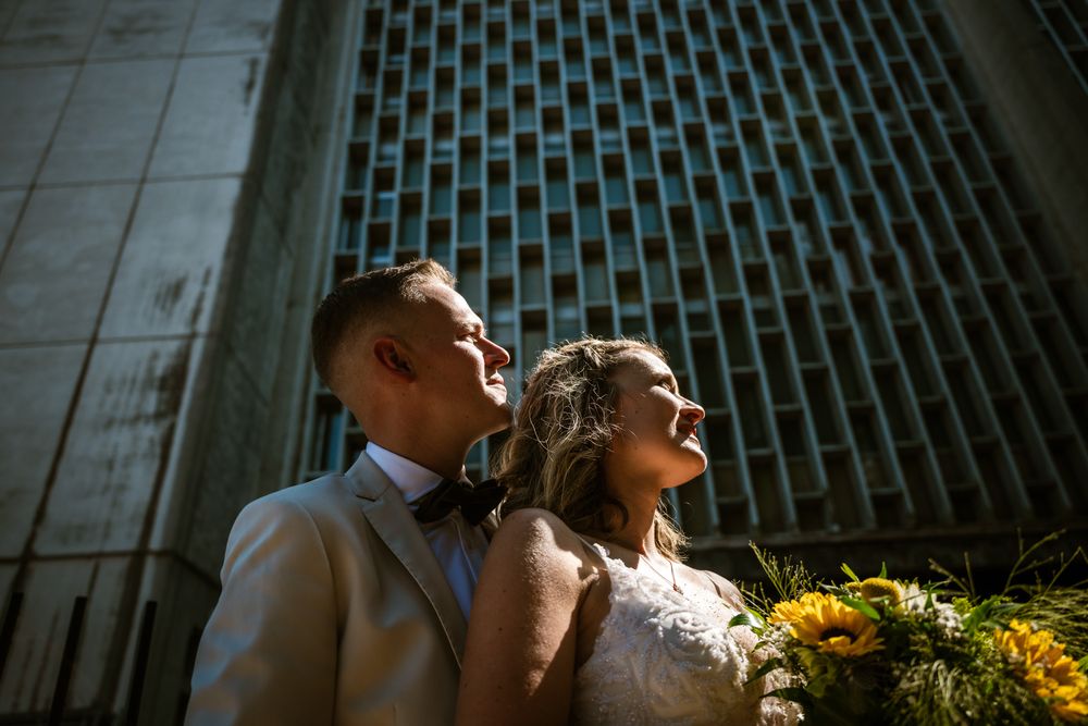 Artistieke huwelijksfoto van een koppel in het zonlicht tijdens hun huwelijk in Meise, door huwelijksfotograaf Bart Boodts.