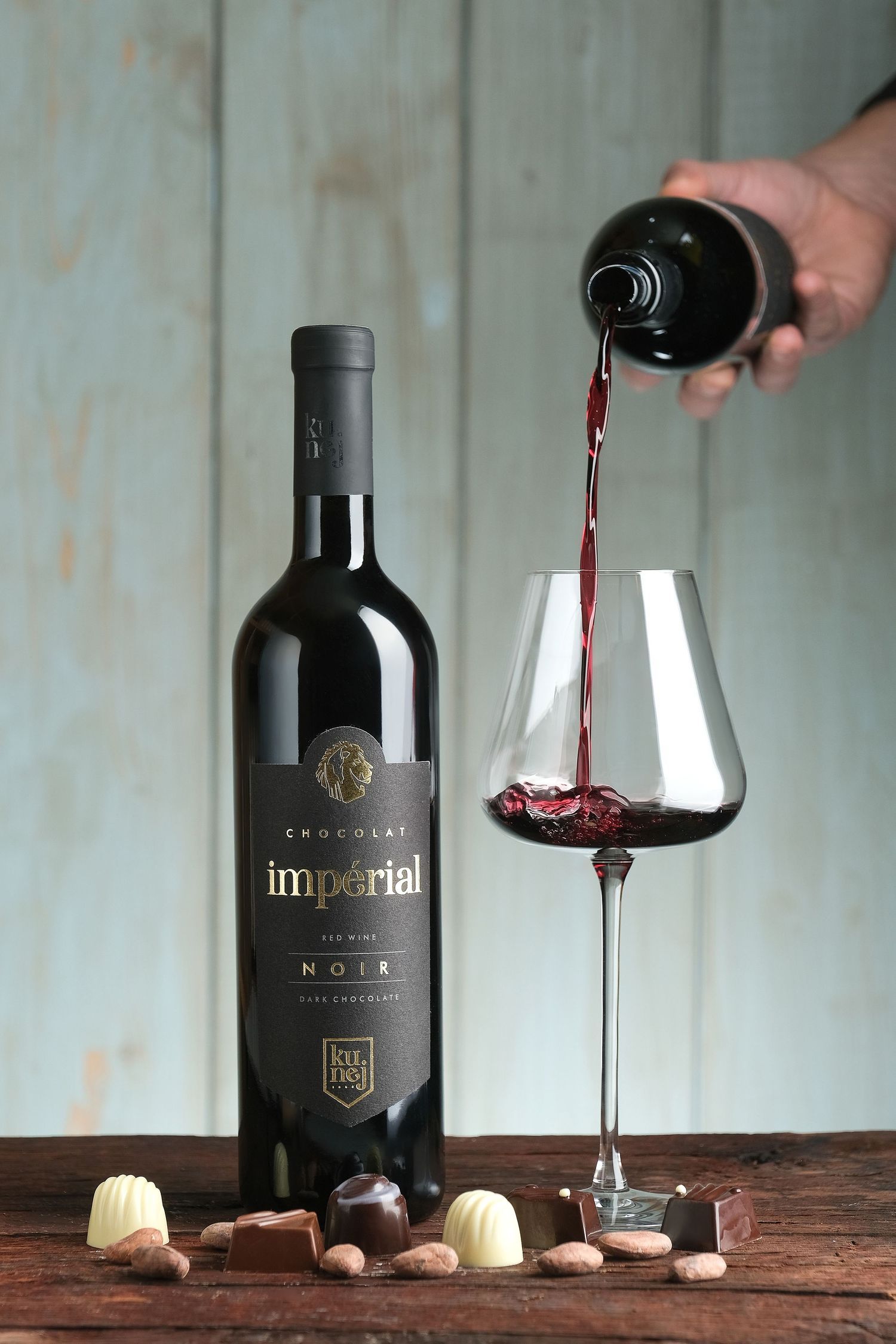 Produktna fotografija vina in čokolade – profesionalno fotografiranje izdelkov v studiu Foto Colarič Krško.