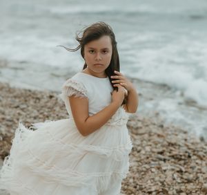 niños de comunión posando junto al mar