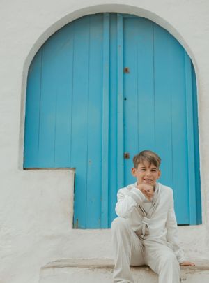 niños de comunión posando junto al mar