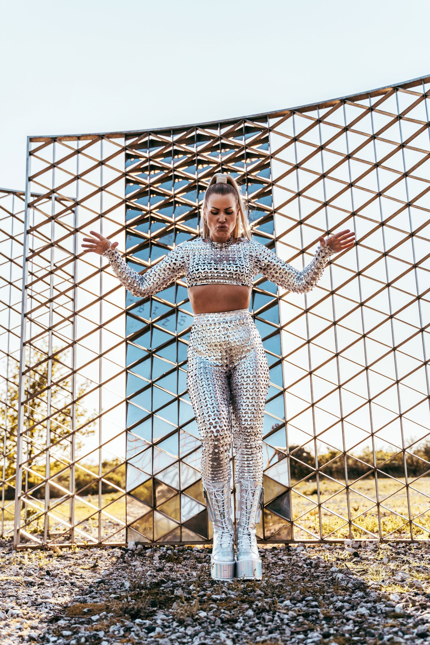 Futuristisk porträttsession i Malmö 2024 – kallt ljus och grafisk styling. Spegelvägg. Spegelglas.