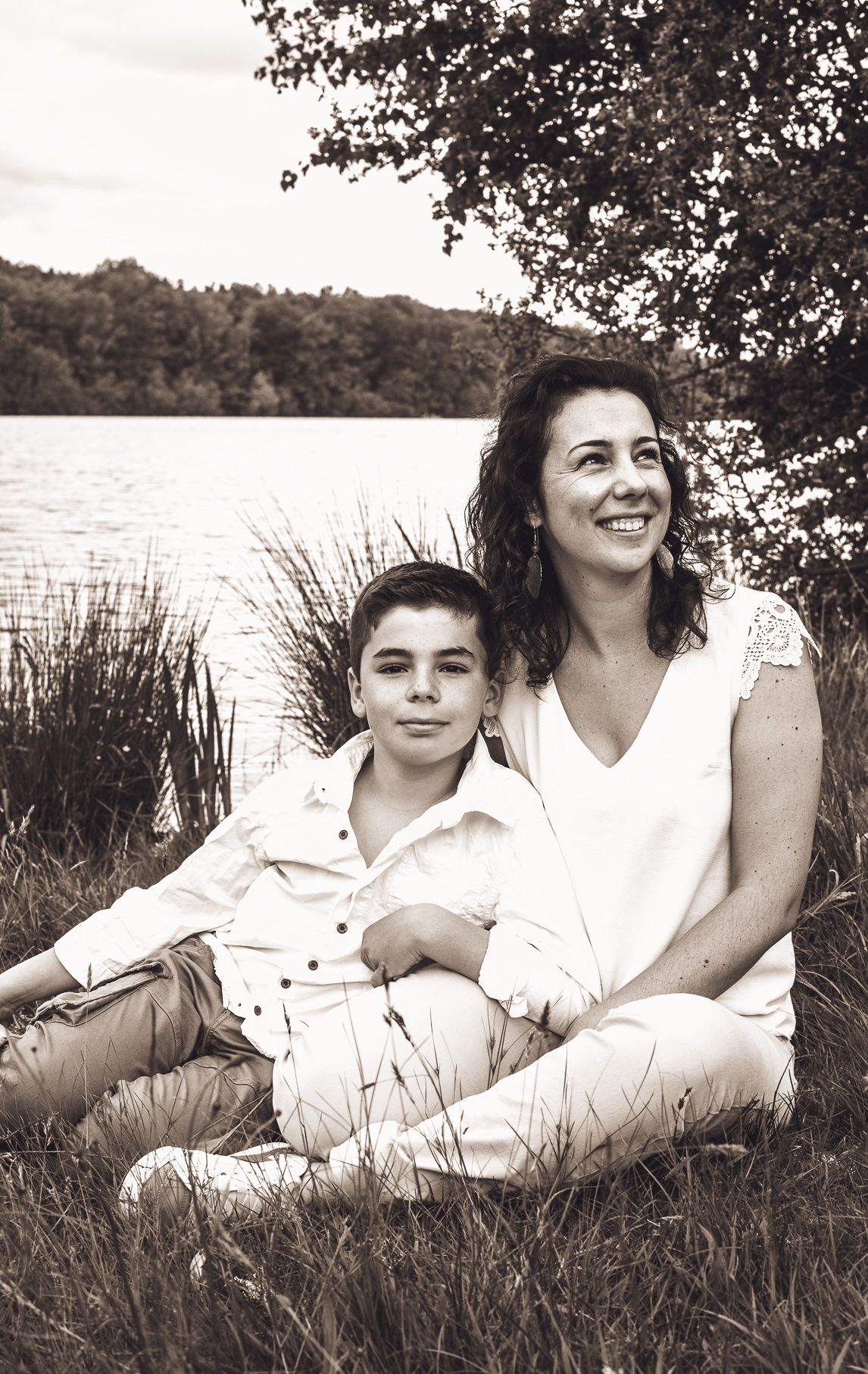 séance photo mère fils photo noir et blanc en extérieur Lac de Saint Pardoux Limousin
Photographe Estelle Lureau