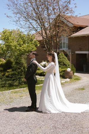Fotografie de cuplu romantica in Sibiu, in ziua nuntii la pregatirile miresei, la localul Domeniul Orlandea