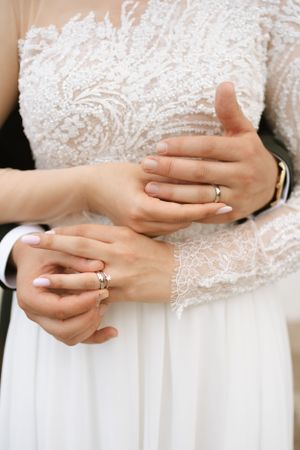 Fotografie de cuplu romantica in Sibiu, in ziua nuntii la apus, la localul Domeniul Orlandea
