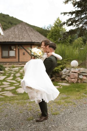 Fotografie de cuplu romantica in Sibiu, in ziua nuntii la apus, la localul Domeniul Orlandea
