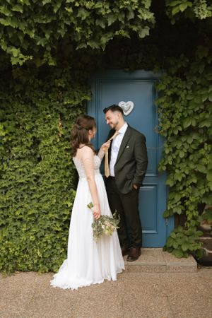 Fotografie de cuplu romantica in Sibiu, in ziua nuntii la apus, la localul Domeniul Orlandea