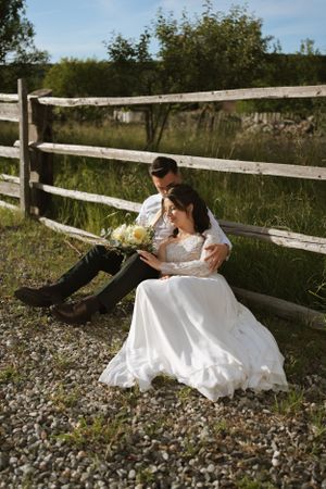 Fotografie de cuplu romantica in Sibiu, in ziua nuntii la apus