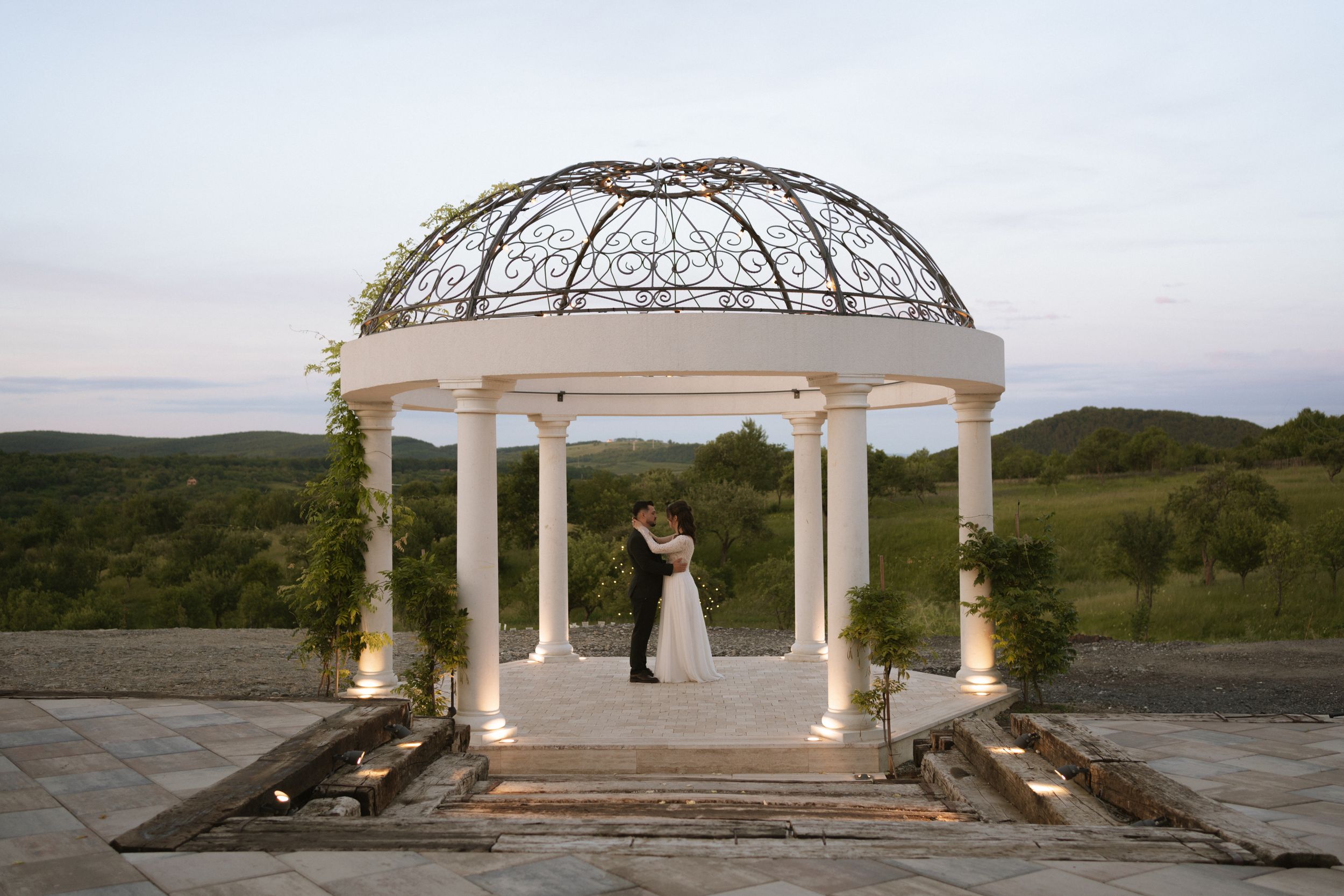 Fotografie de cuplu romantica in Sibiu, in ziua nuntii la apus