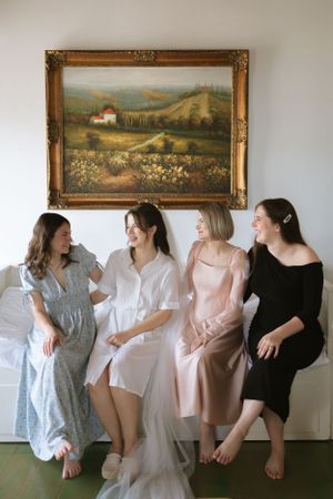 Fotografie de cuplu romantica in Sibiu, in ziua nuntii la pregatirile miresei, la localul Domeniul Orlandea