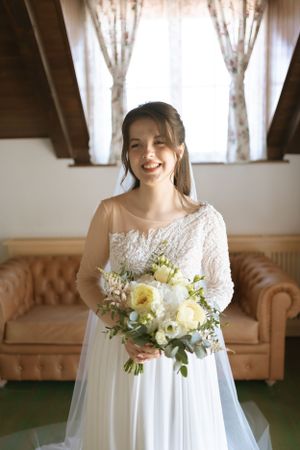 Fotografie de cuplu romantica in Sibiu, in ziua nuntii la pregatirile miresei, la localul Domeniul Orlandea