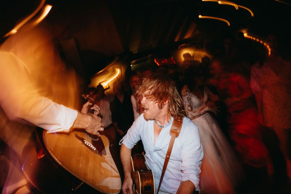 De beweging en dynamiek van een gitarist die vol overgave muziek aan het maken is