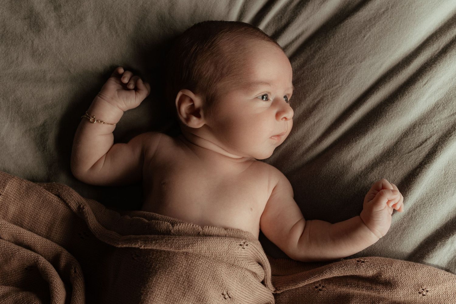 Lieve baby tijdens lifestyle newbornshoot aan huis