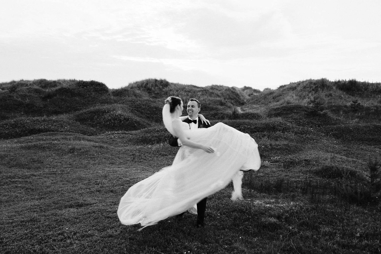 Bryllupsfotograf Stavanger fanger et bilde av paret på stranden
