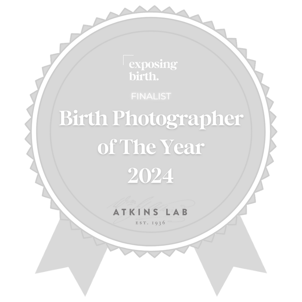 Professional certification badges for birth photography in white and gray design.