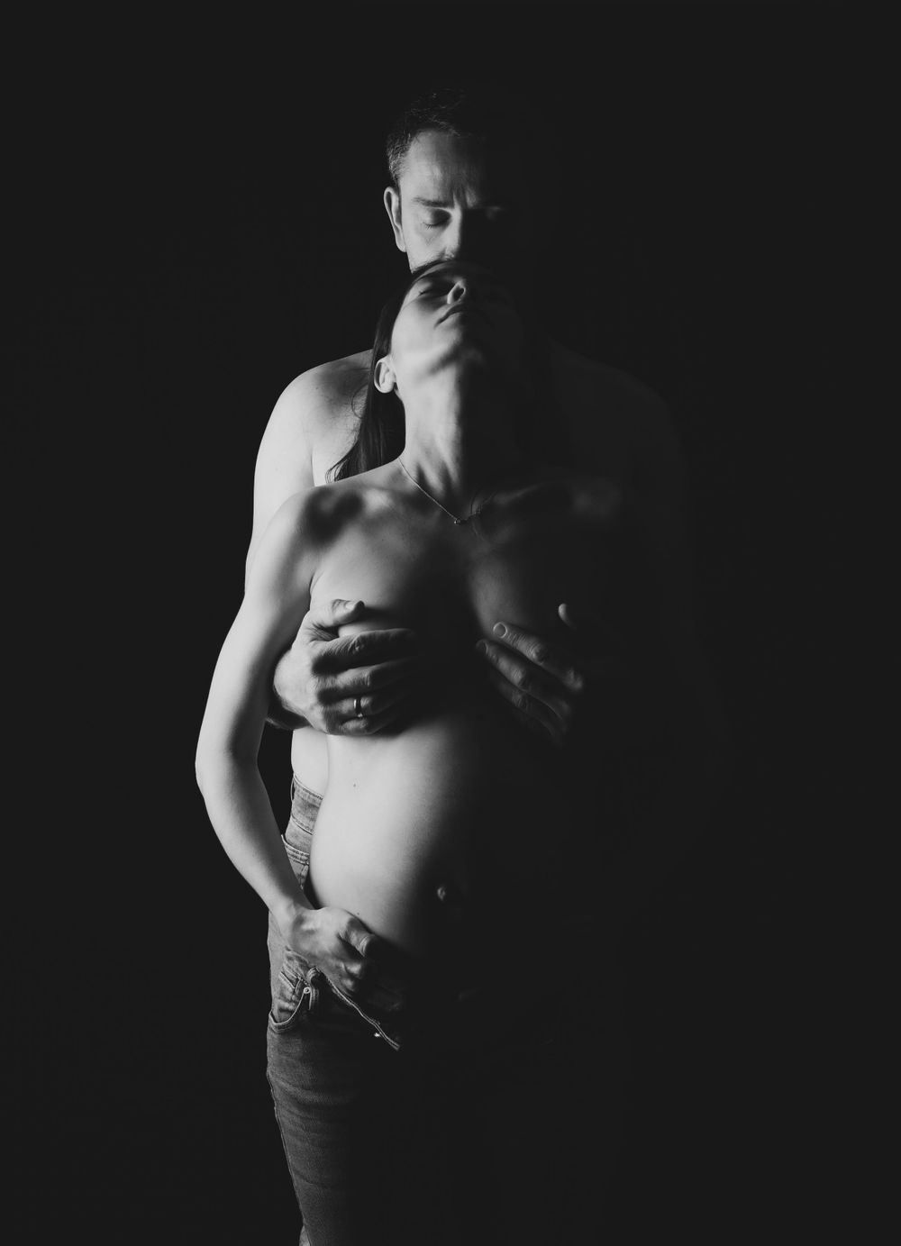 Artistic black and white maternity photography with dramatic lighting and intimate pose. photographe futur maman Bordeaux gironde