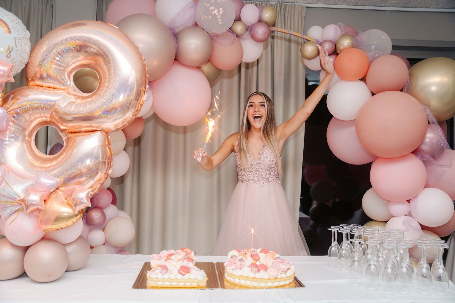 Diciottenne che festeggia il suo compleanno con la torta e le candeline al NH hotel della Spezia in Liguria