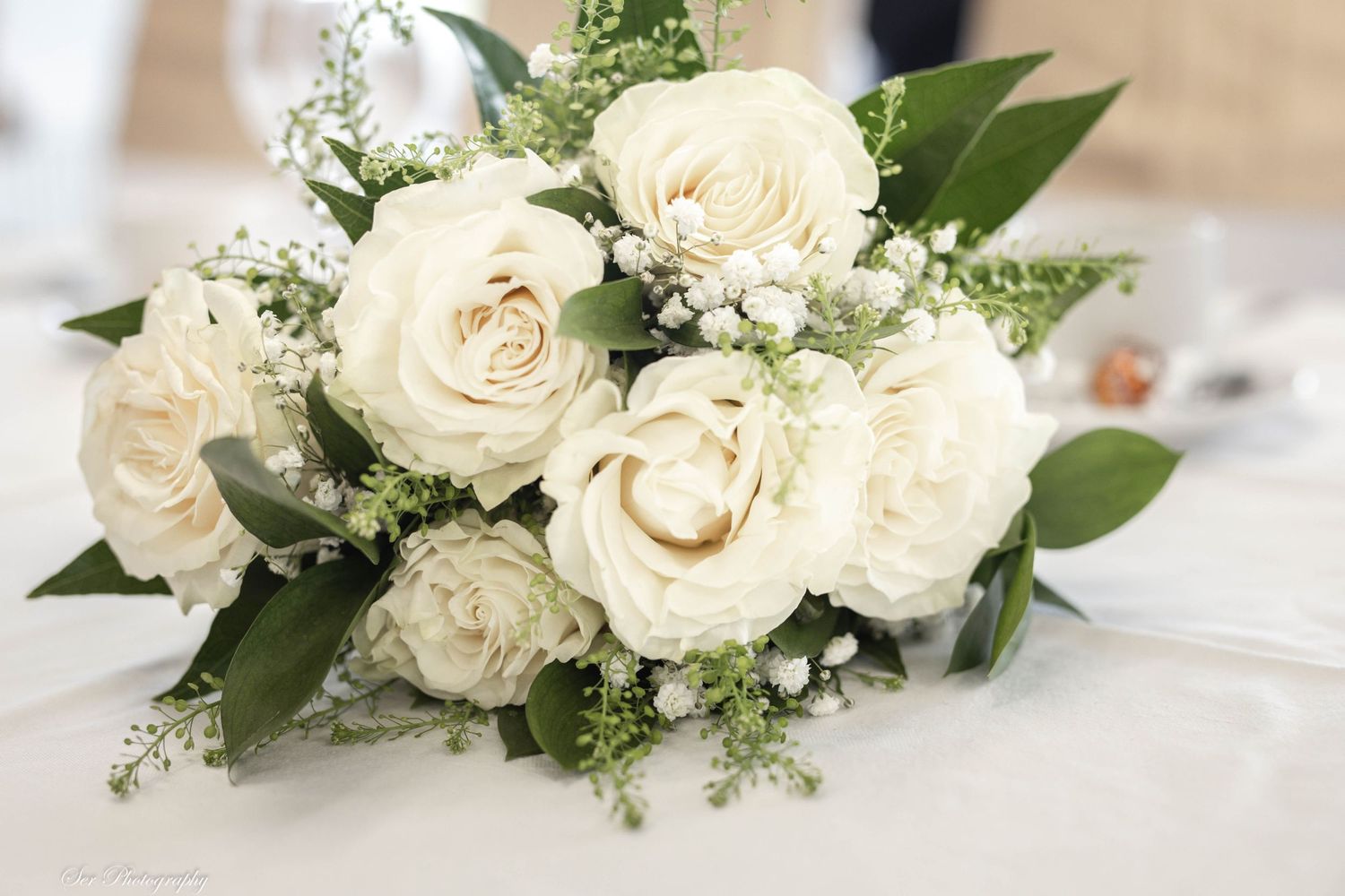 Bridal flowers on wedding a tabel