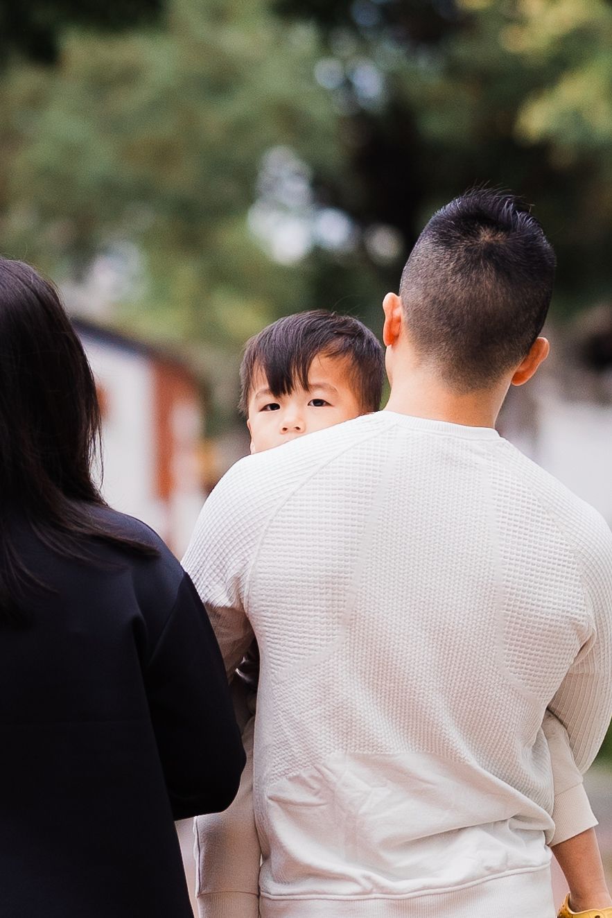 kid peaking out from dad's shoulder at Lin An Tai Historical House and Museum