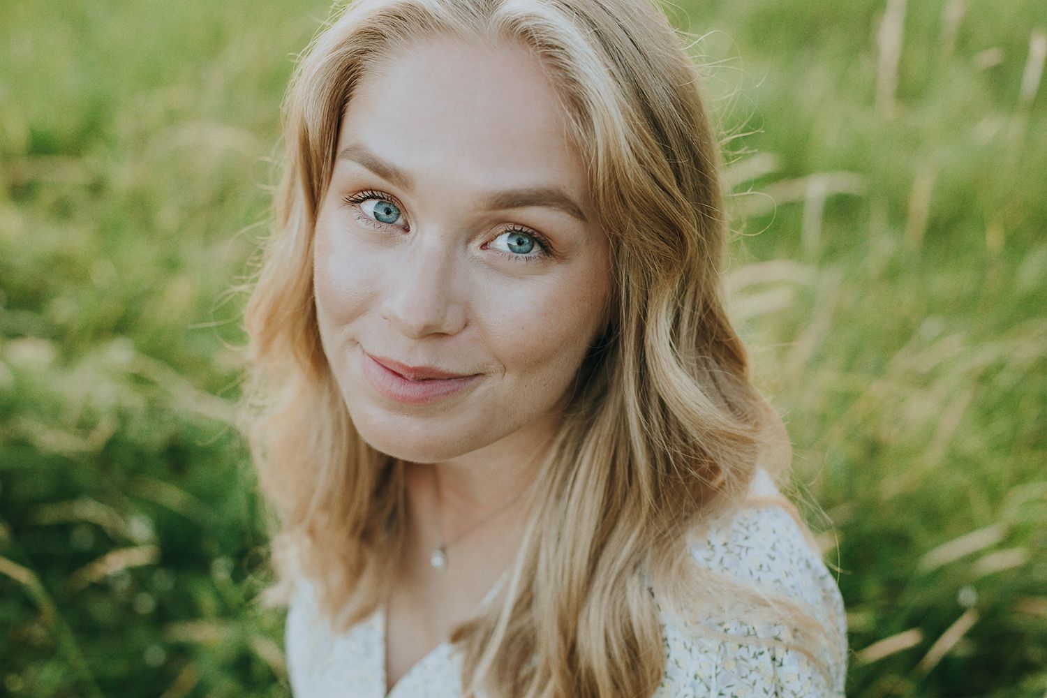 Gravidfotografering vid Långängens Gård på Lidingö utanför Stockholm. Fotograf Rebecca Nordin.
