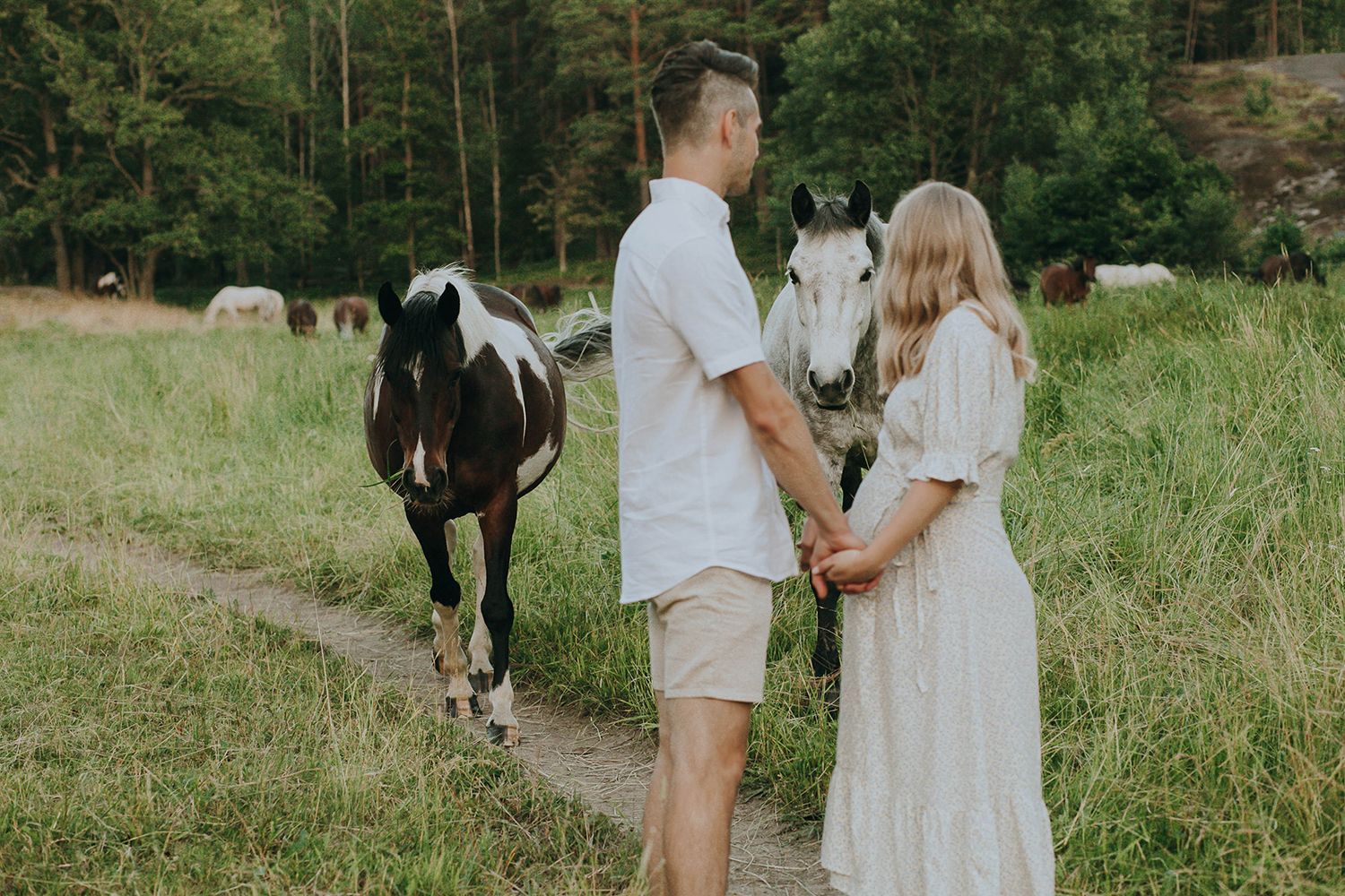 Gravidfotografering vid Långängens Gård på Lidingö utanför Stockholm. Fotograf Rebecca Nordin.