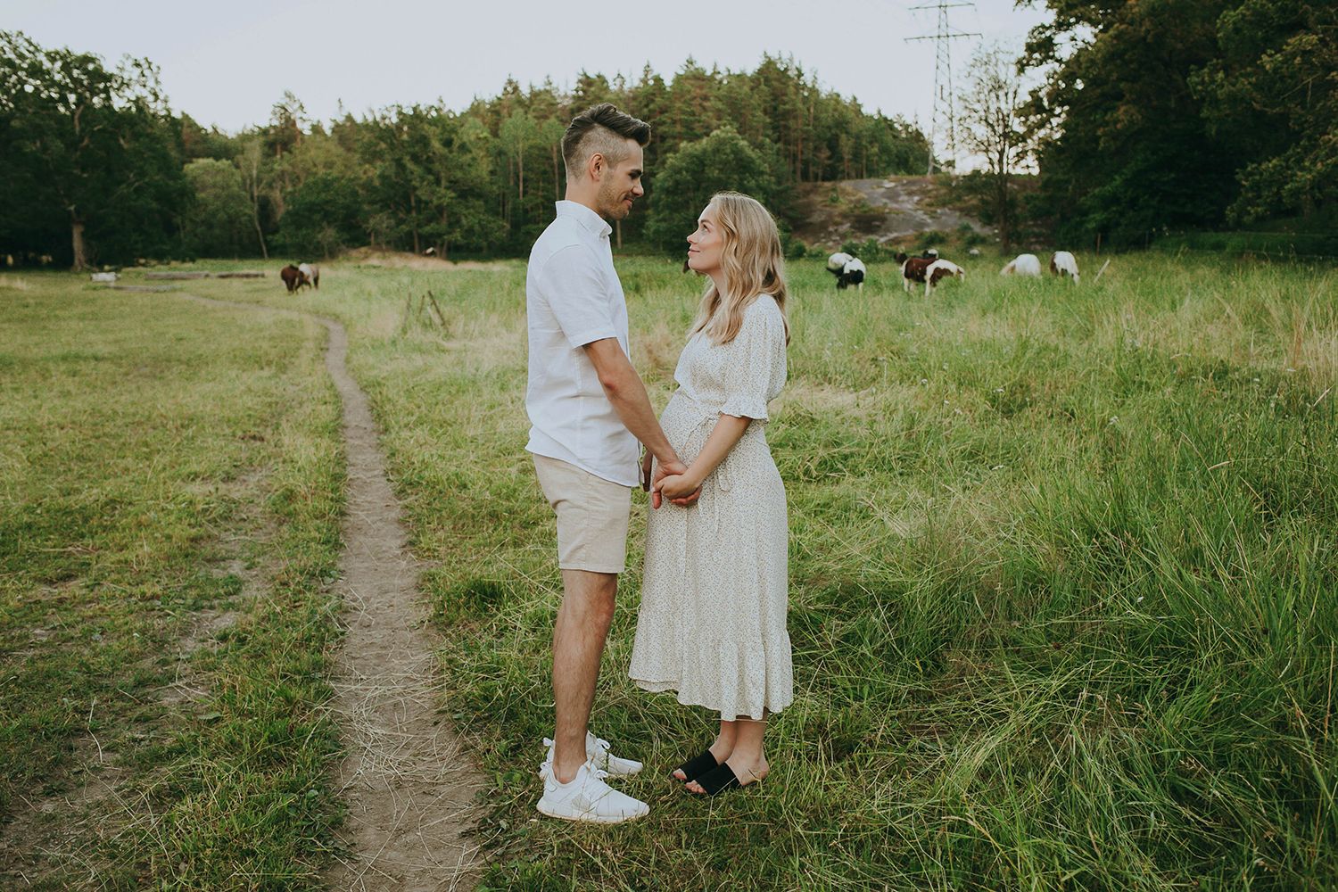 Gravidfotografering vid Långängens Gård på Lidingö utanför Stockholm. Fotograf Rebecca Nordin.