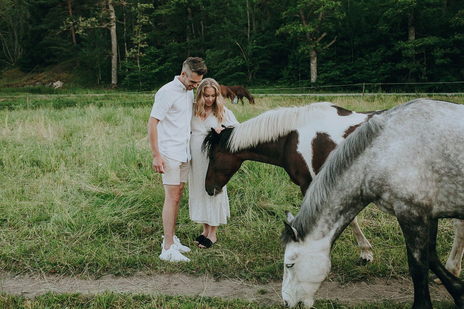 Gravidfotografering vid Långängens Gård på Lidingö utanför Stockholm. Fotograf Rebecca Nordin.