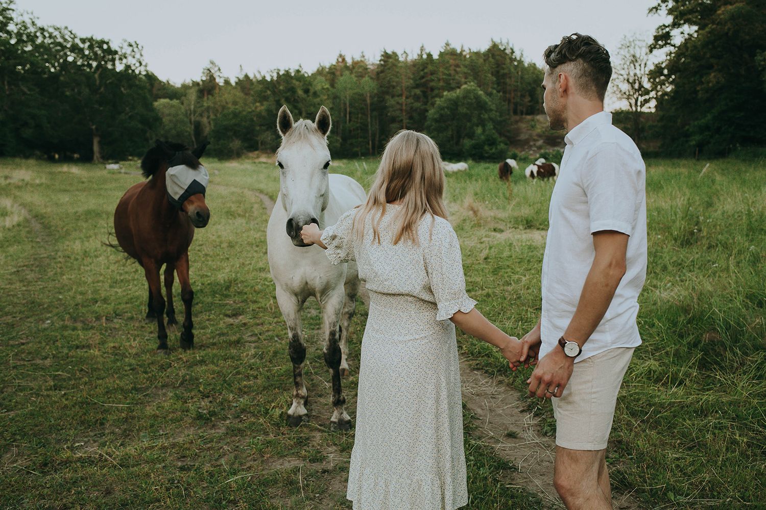 Gravidfotografering vid Långängens Gård på Lidingö utanför Stockholm. Fotograf Rebecca Nordin. i hösthagen.