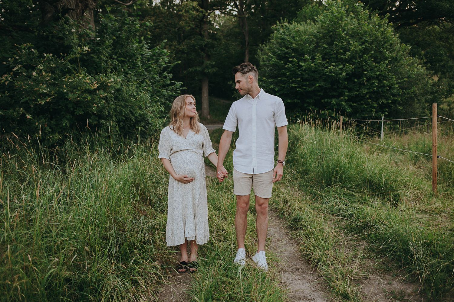 Gravidfotografering vid Långängens Gård på Lidingö utanför Stockholm. Fotograf Rebecca Nordin.
