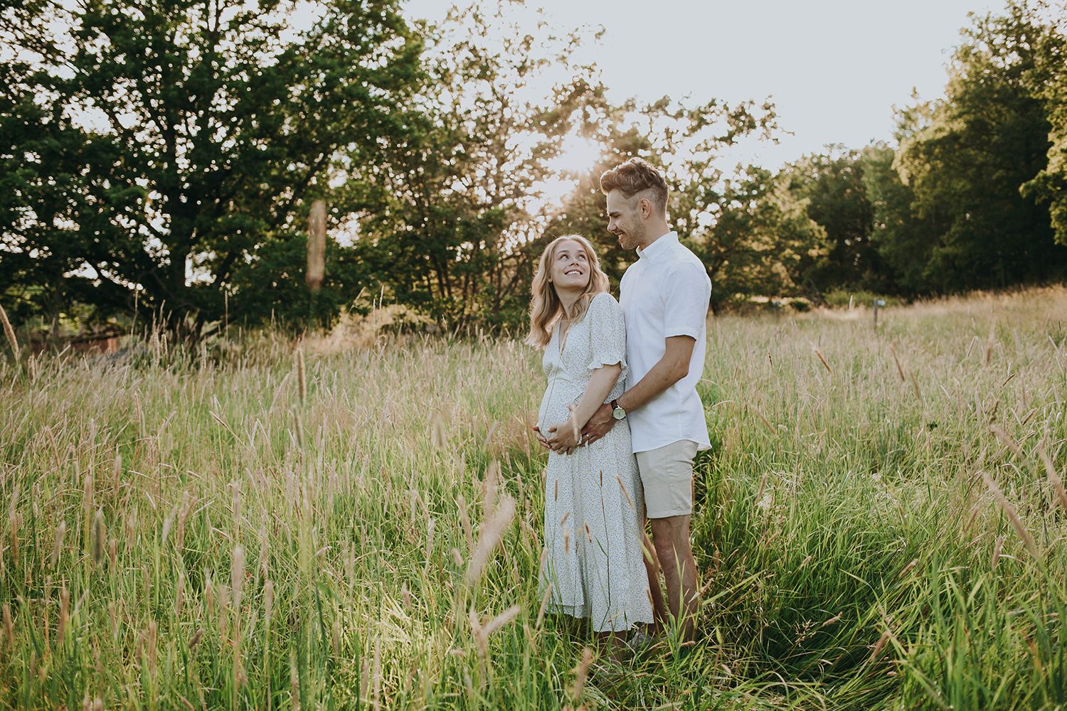 Gravidfotografering vid Långängens Gård på Lidingö utanför Stockholm. Fotograf Rebecca Nordin.