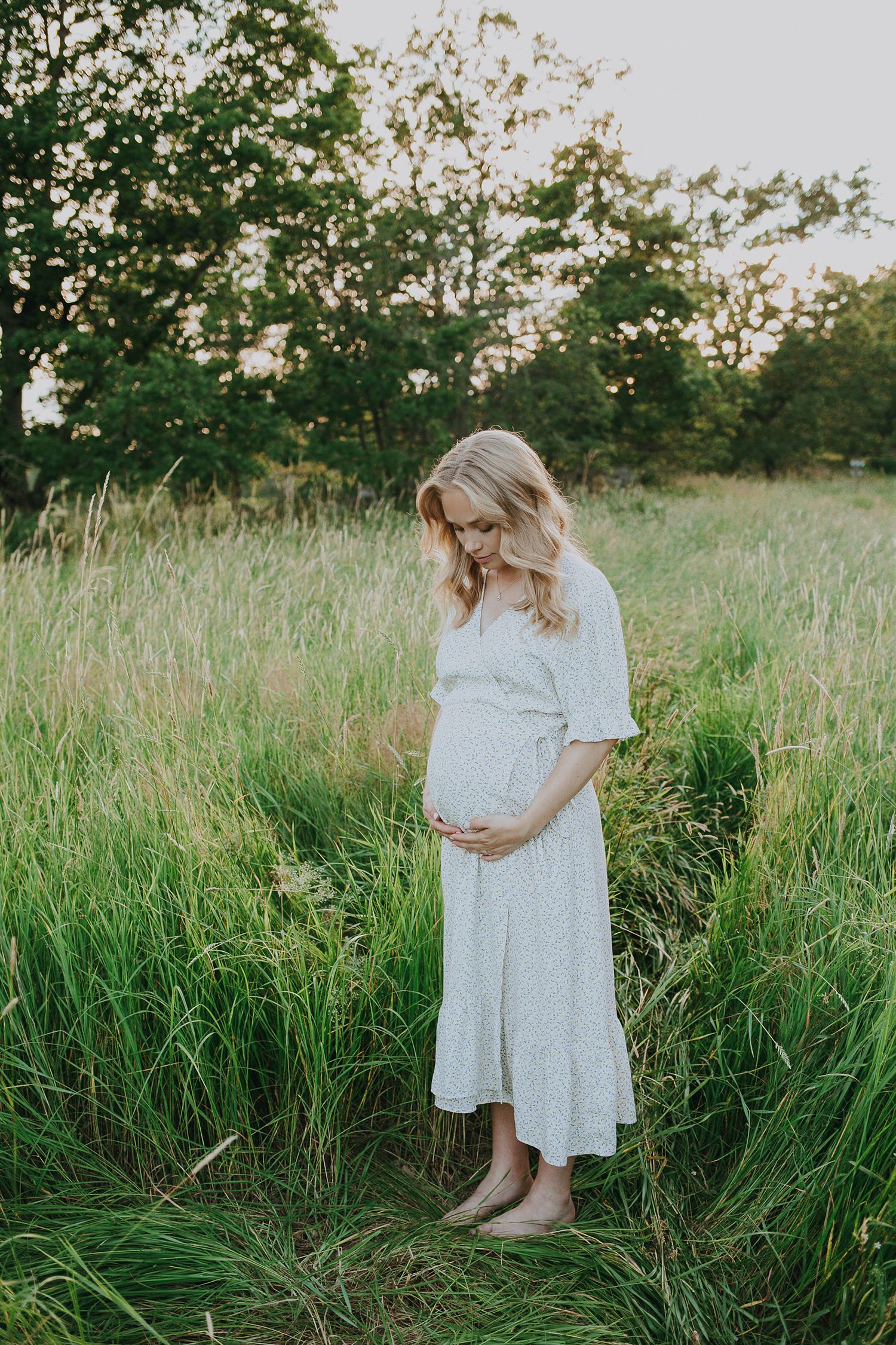 Gravidfotografering vid Långängens Gård på Lidingö utanför Stockholm. Fotograf Rebecca Nordin.