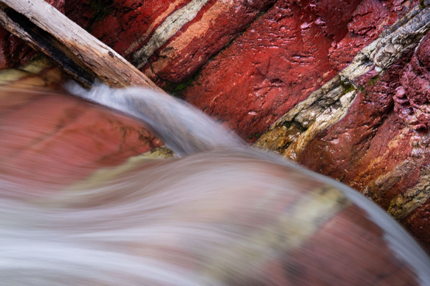 Flow Steak red Rock contrast with soft flowing water and Wood