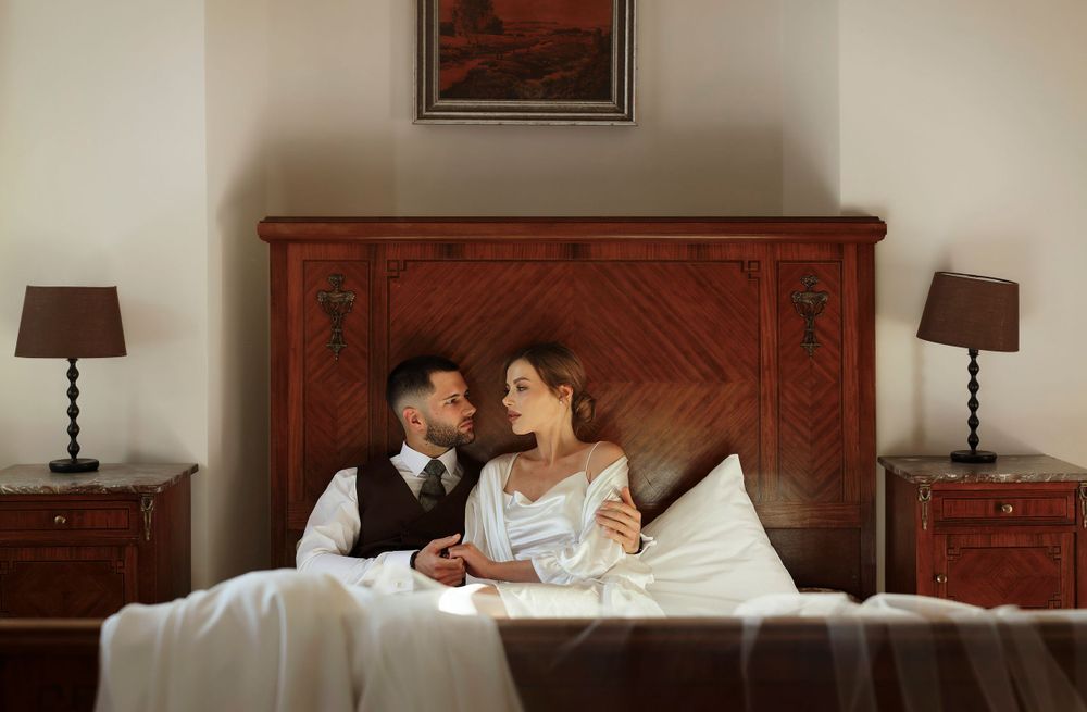 Intimate moment between newlyweds enjoying breakfast in bed. sesja ślubna, przygotowania