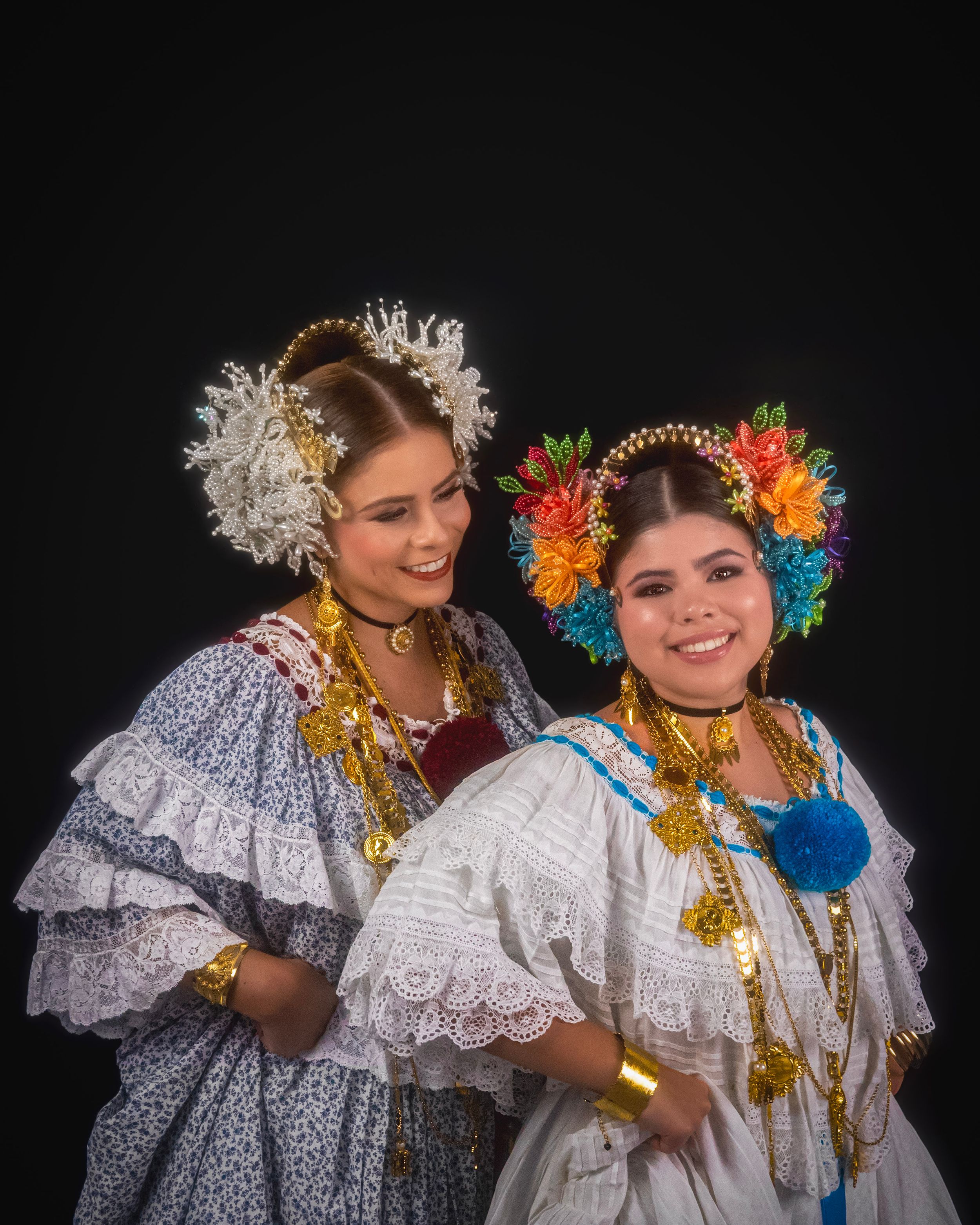 Madre e Hija Vestidas de Pollera