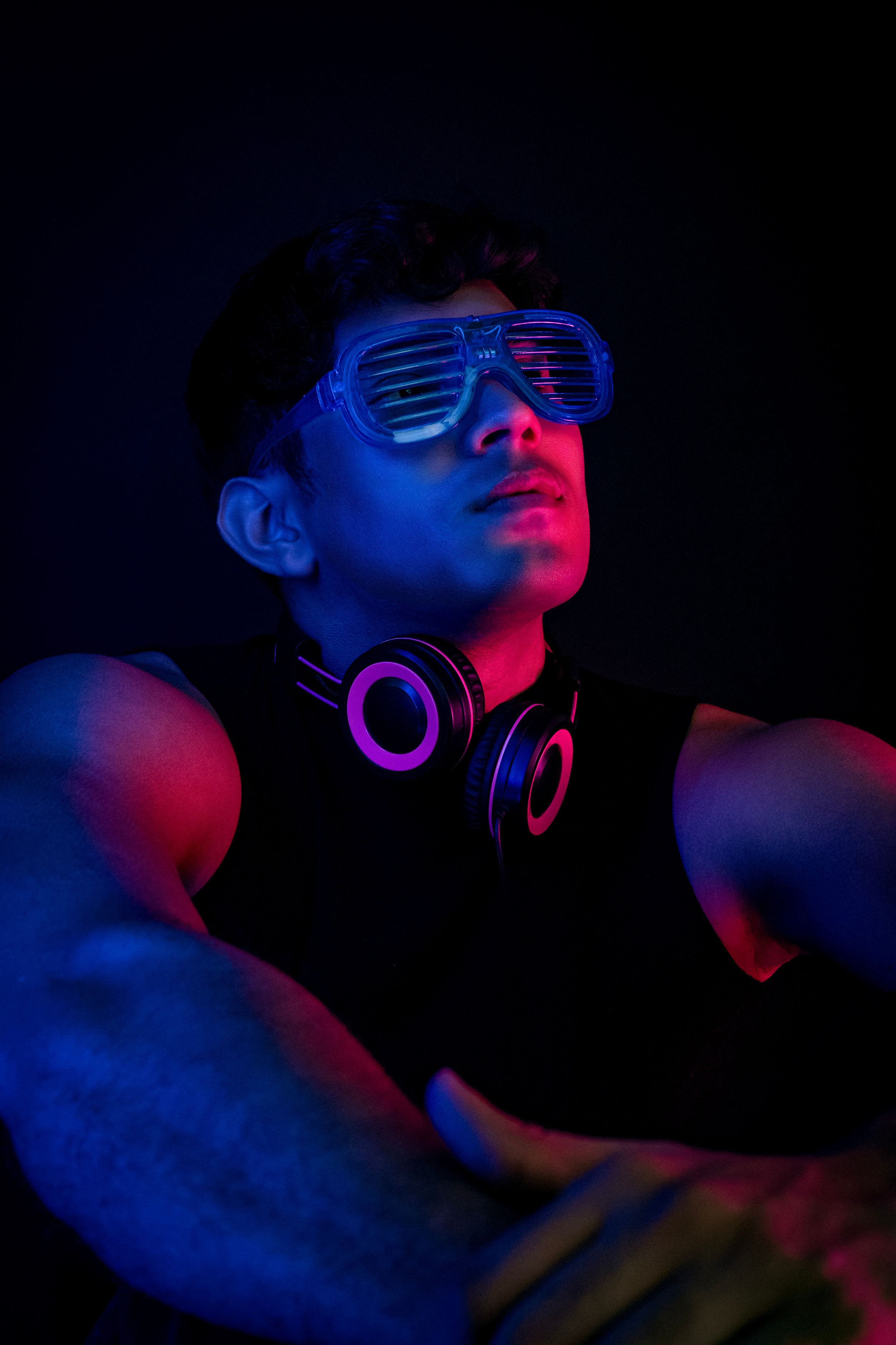 Chico gamer en foto con luces de color rosado y azul