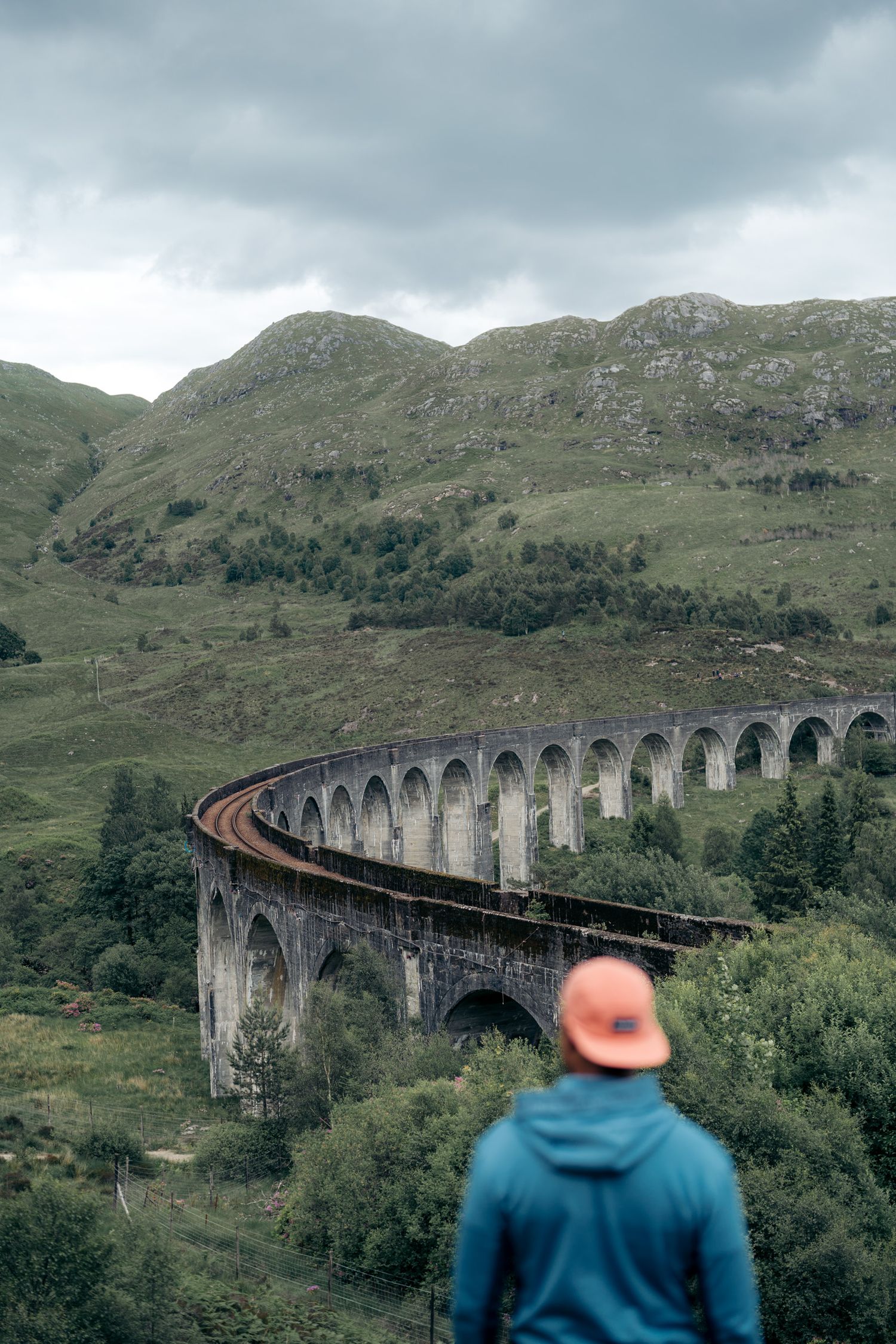 randonneur devant le glenfinnan viaduct, train d'harry potter en écosse
