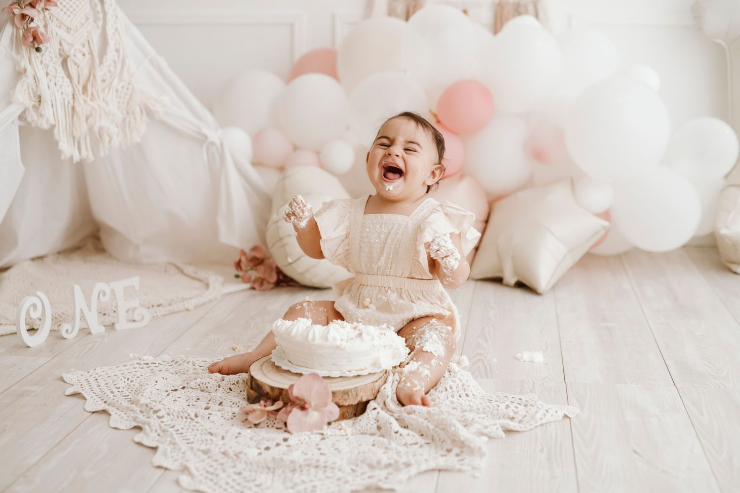 bambina che ride di gusto durante sessione fotografica smashcake