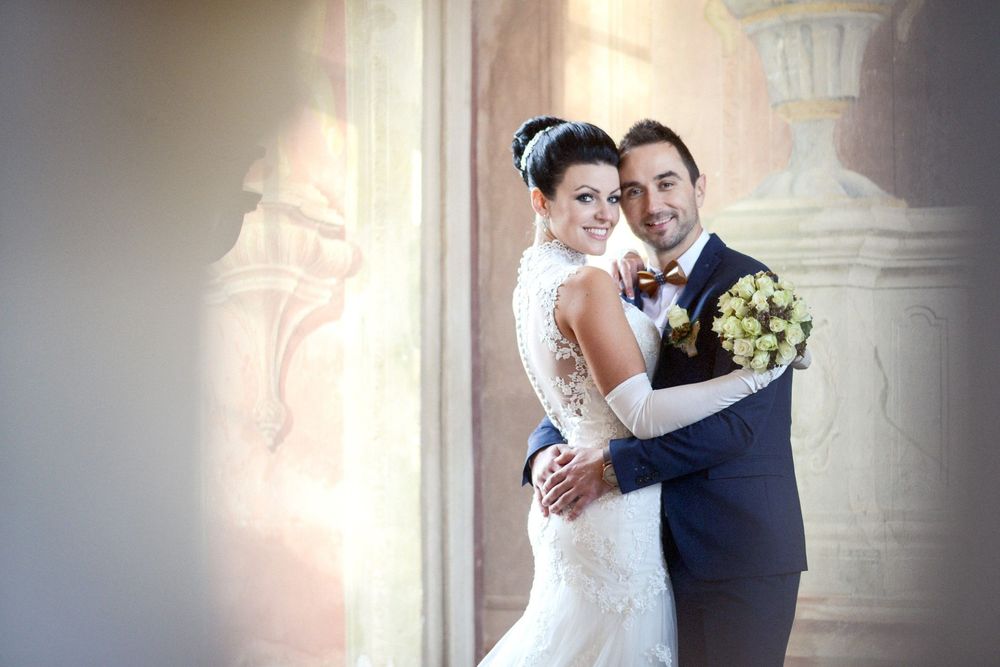 Elegantno fotografiranje poroke v notranjem ambientu gradu Brežice – poročni fotograf Krško.